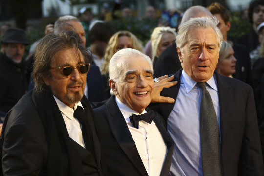 배우 알 파치노(왼쪽부터), 마틴 스코세이지 감독, 배우 로버트 드니로가 13일(현지시간) 영국 런던 영화제에서 열린 영화 '아이리시맨' 시사회에 참석해 사진 촬영을 위해 포즈를 취하고 있다.   런던 AP=연합뉴스